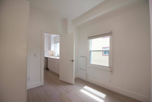 Building Photo - 1912 Mission St