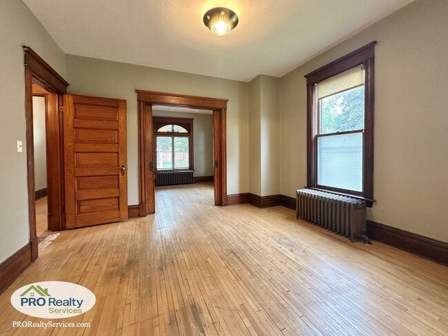 Building Photo - Charming 2 Bedroom Apartment in Northeast ...