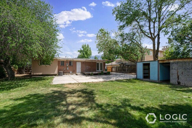 Building Photo - Beautiful Spacious Home in Great Sandy Loc...