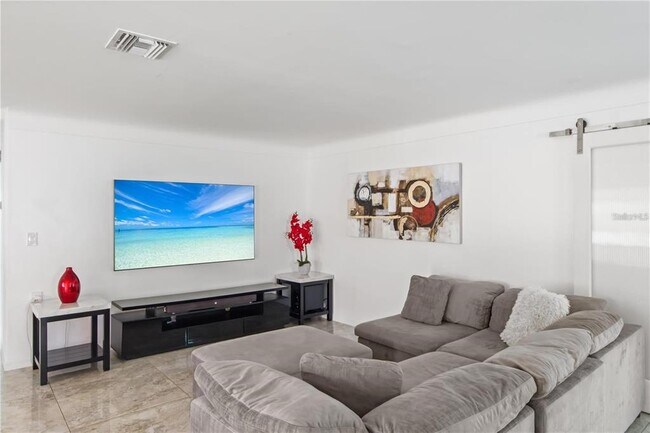 Foto del edificio - 2424 61st Ln N