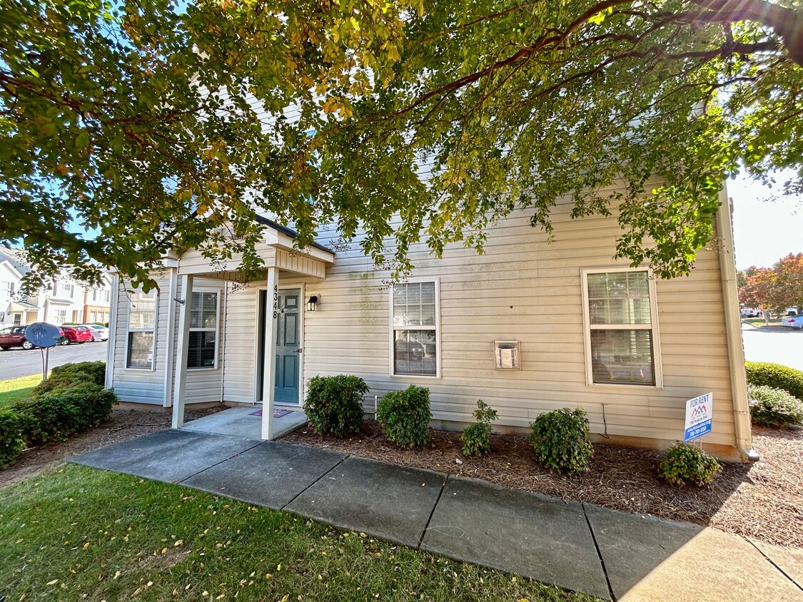 Primary Photo - 3BR/2.5BA End Unit Townhome in Vernon Farm...