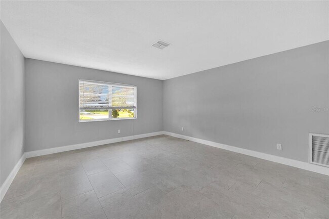 Foto del edificio - 124 Crystal Beach Ave