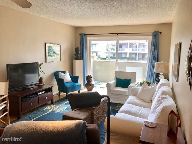 Building Photo - 3 br, 2 bath Apartment - 389 E. Surfside Dr.