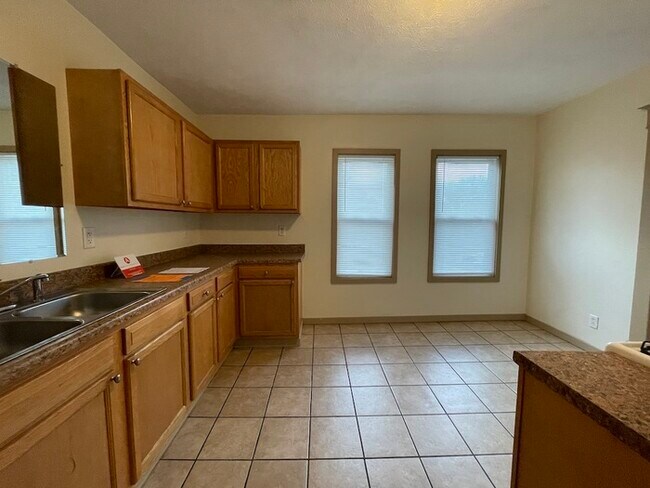 Building Photo - NW Side 3 Bedroom Water Included