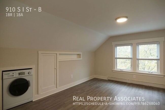 Building Photo - 910 S I St