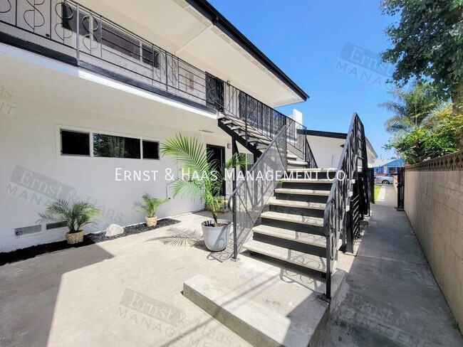 Building Photo - Beautifully Remodeled 2 Bedroom Apartment ...