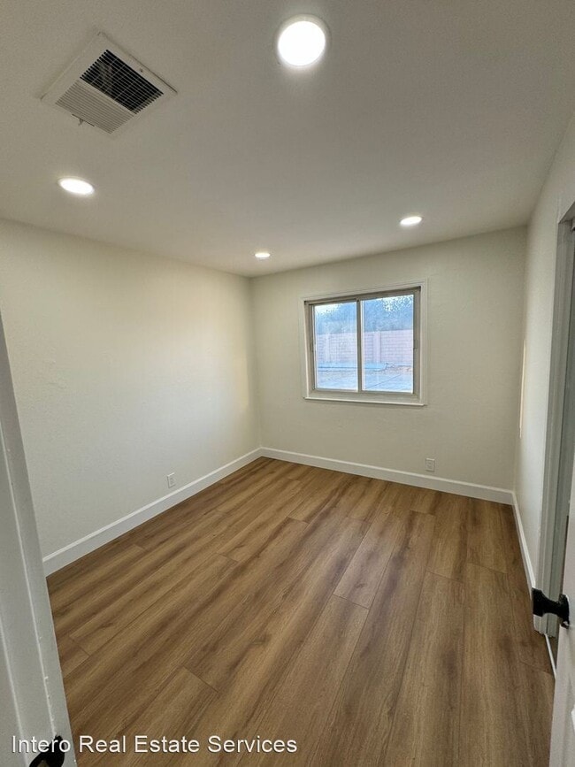 Building Photo - 3 br, 2 bath House - 881 Clyde Ave