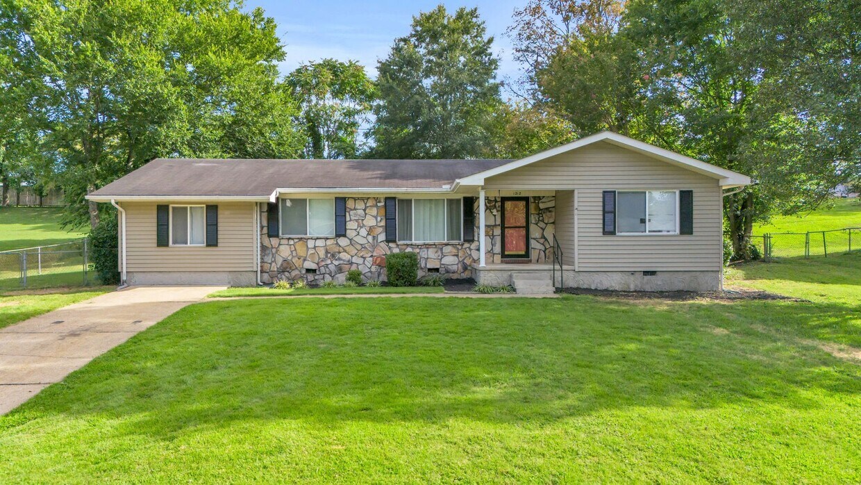 Foto principal - Located in the Heart of Hixson! 3 beds, 2 ...