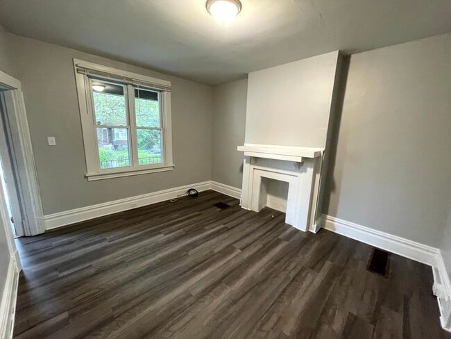 Building Photo - Lovely two bedroom, 1 bathroom Townhome on...