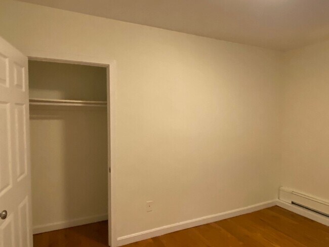 Building Photo - Nicely renovated 3 bed 2 bath unit in a pr...