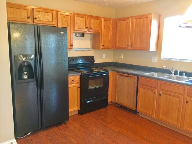 Building Photo - Beautiful Home in Quiet Cul-De-Sac Shelbyville! Basement!