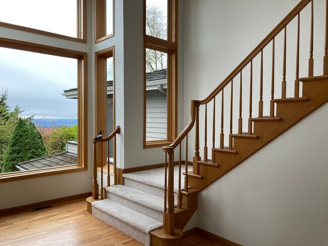 Building Photo - 3bd/3.5ba in Summit Executive Neighborhood