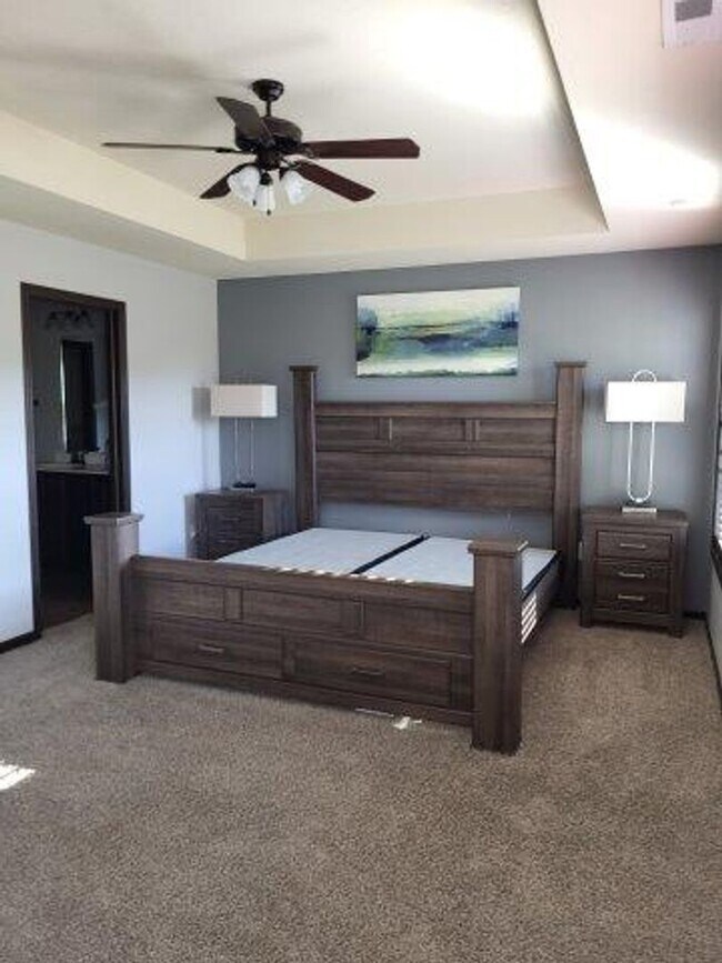 Building Photo - End unit Townhome in the Heart of West Des...