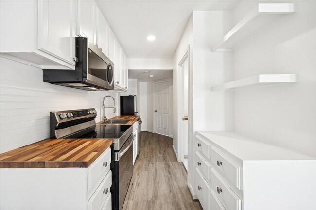 Foto del edificio - 1011 W 10th St