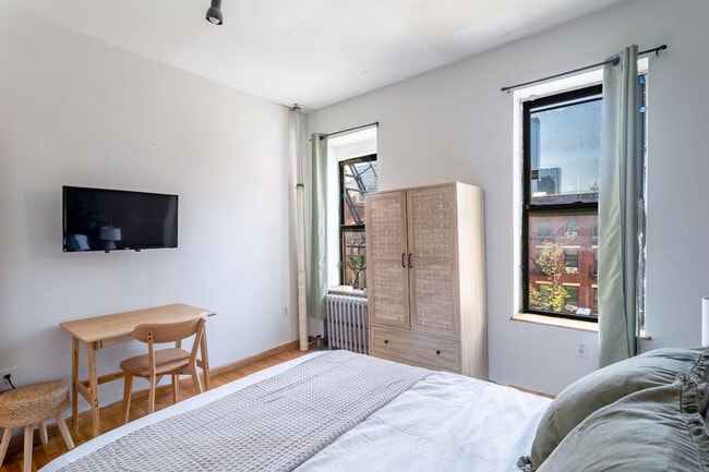 Building Photo - 338 W 39th St