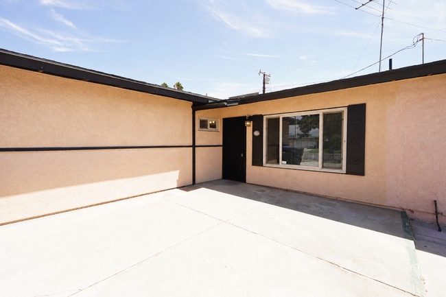 Building Photo - 8840 San Vicente Ave