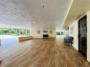 Building Photo - 221 NE Plantation Rd