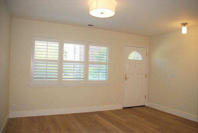 Building Photo - Corner Unit Townhome in Corte Madera For R...