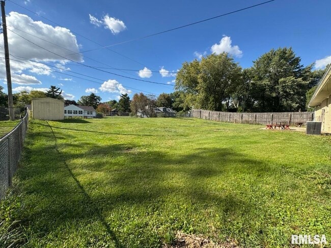 Foto del edificio - 3816 Ridgewood Dr