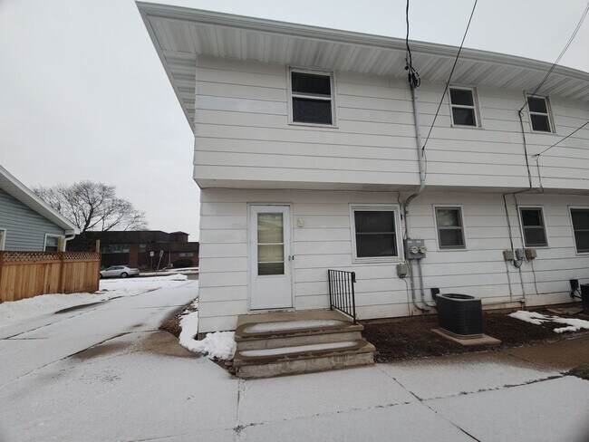 Foto del edificio - 631-633 E Longview Dr.