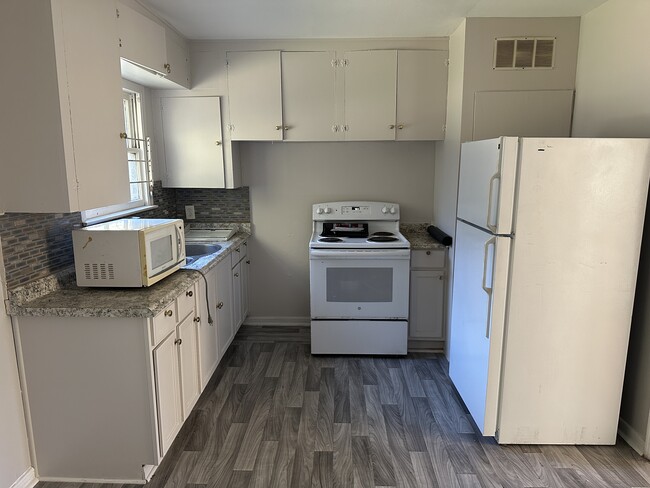 Kitchen with Gas Range - 5213 Carmen St