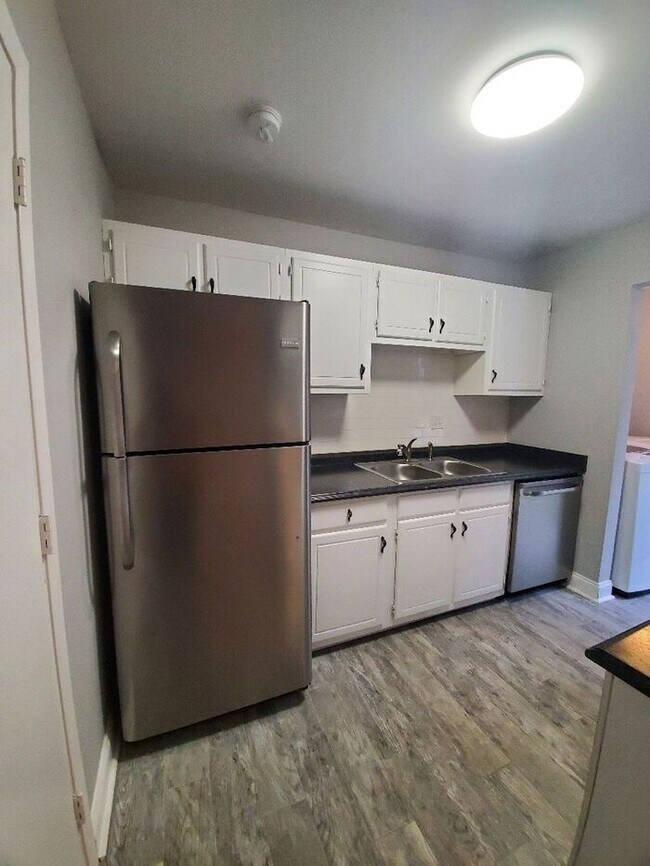 Foto del edificio - 309 Cemetery St Unit D....2 BED 1.5 BATH T...