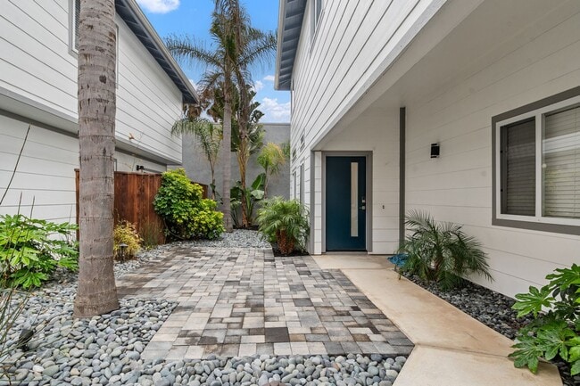 Building Photo - Luxurious Coastal Retreat with Stunning Oc...