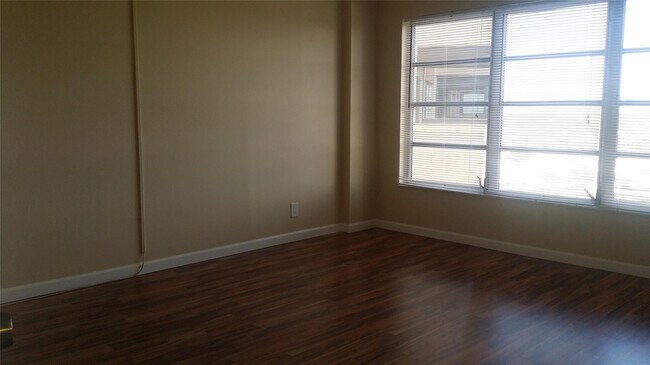 Foto del edificio - 10777 W Sample Rd