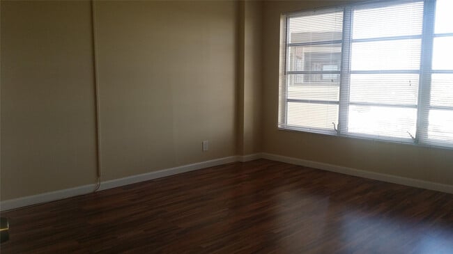 Building Photo - 10777 W Sample Rd