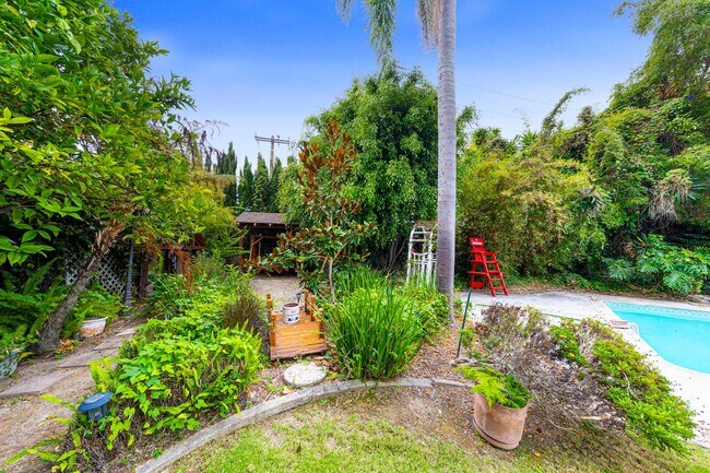 Foto del edificio - 4 bed 3 bath POOL on HUGE Lot!