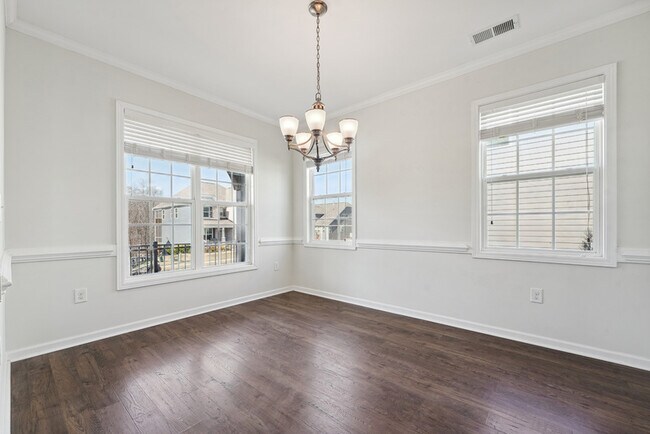 Building Photo - 2312 Longmont Dr