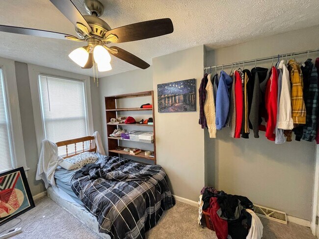 Building Photo - 3 bed 1 bath - South Oakland, central air,...