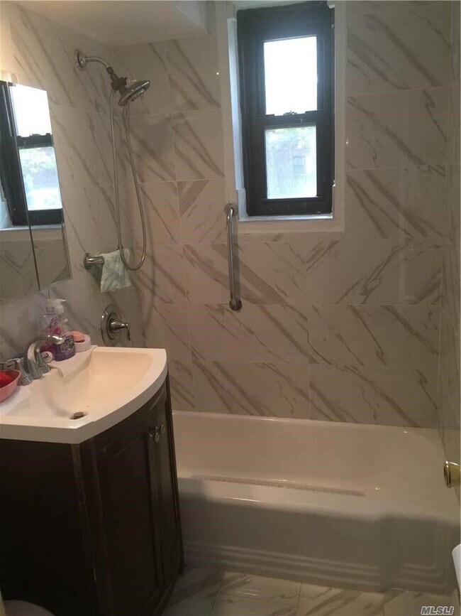 Foto del edificio - 825 Middle Neck Rd