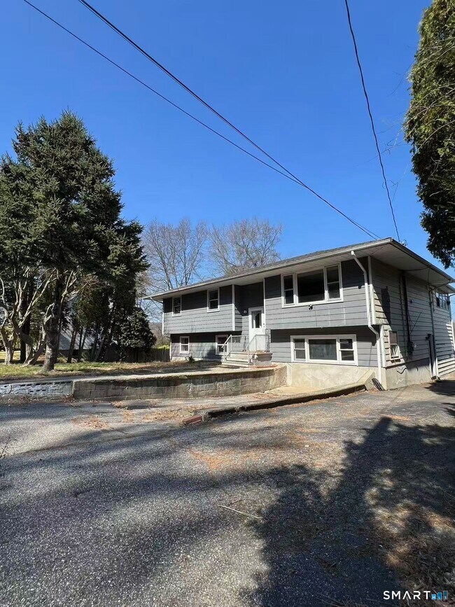 Foto del edificio - 158 River Rd