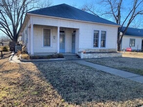 Building Photo - 209 W Hackberry St