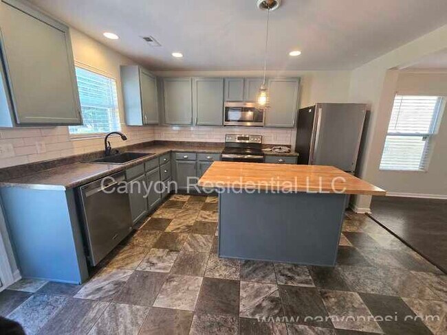 Building Photo - 4239 Oak Pointe Dr