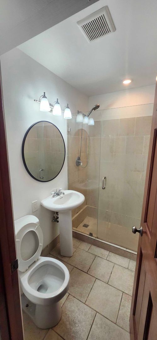 Building Photo - Walk to the Beach – Bright 1Bedroom/1 Bath...