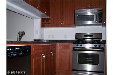 Building Photo - 2 Bedroom Suites & Garage Parking