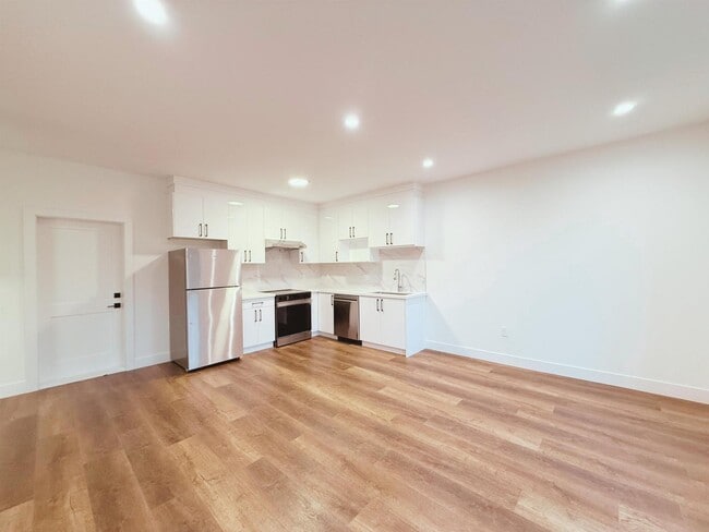 Building Photo - 16676-1617A 17a Ave