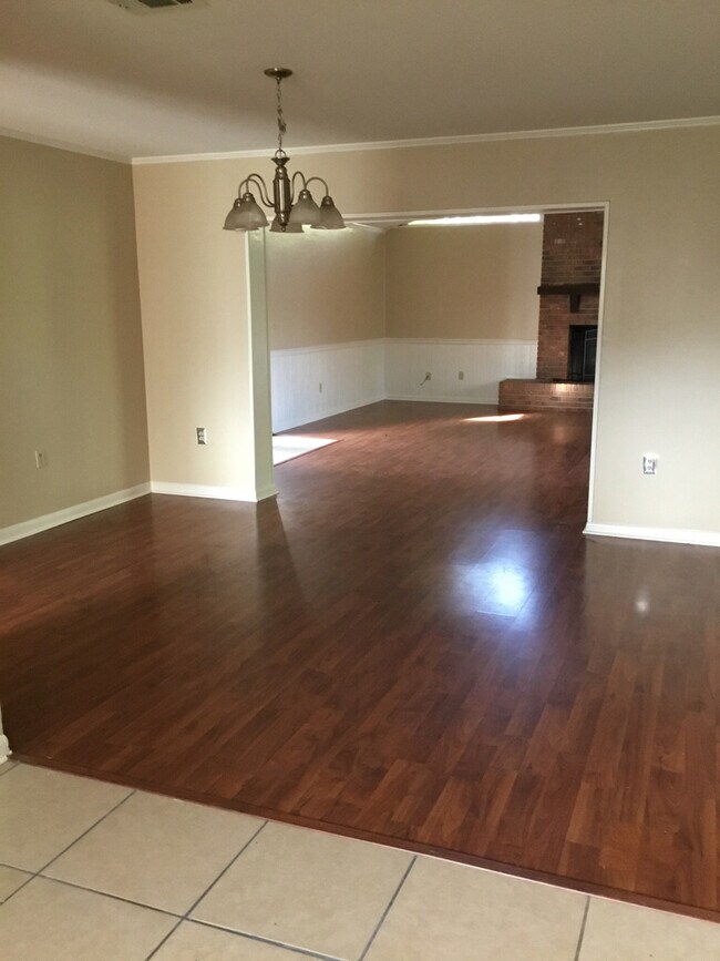 Building Photo - 3305 Fernway Dr