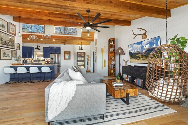 Foto del edificio - 22941 War Eagle Blacktop Rd