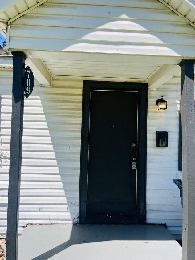 Primary Photo - 709 North Blvd