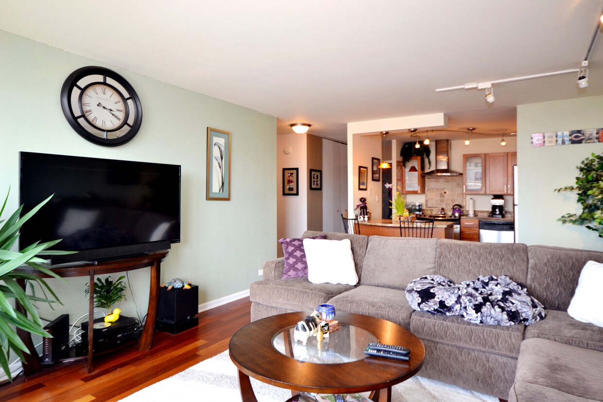 Foto principal - 3930 N Pine Grove Ave