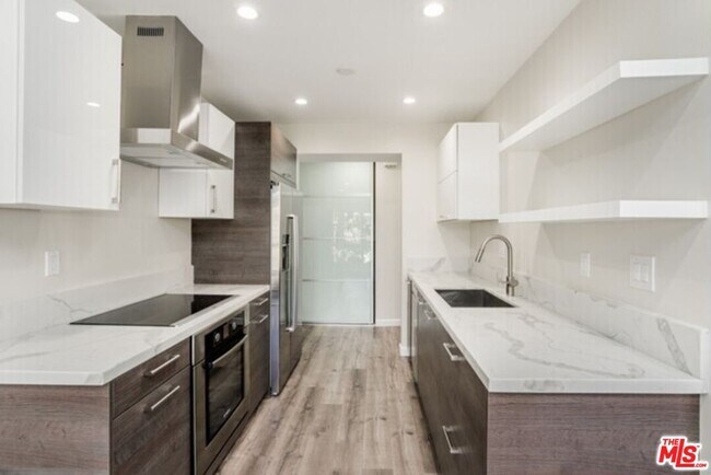 Foto del edificio - 1735 N Fuller Ave