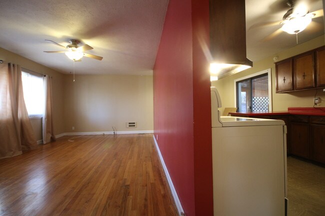 Building Photo - 353 Old Hendersonville Hwy