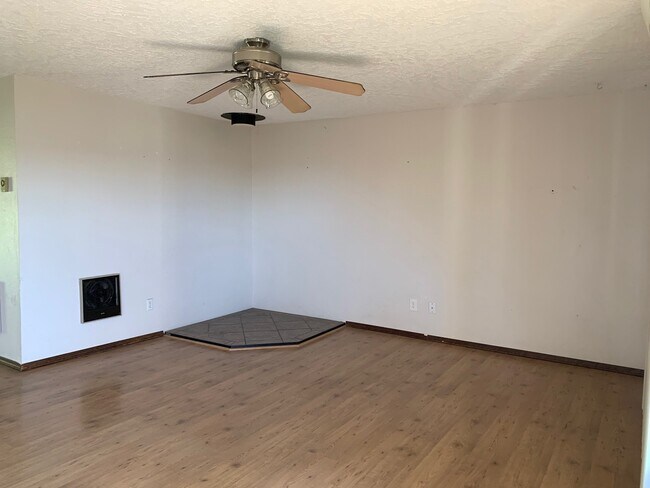 Building Photo - 3 Bed, 2 Bath Home Near Lyle High School