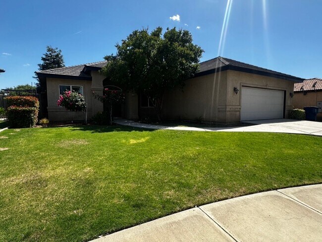 Building Photo - City in the Hills Dream House in a Cul De ...