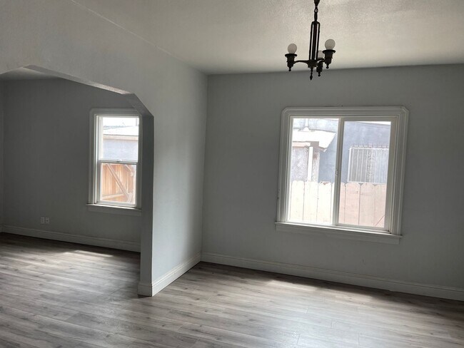 Building Photo - Newly renovated spacious 2 bedroom home in...
