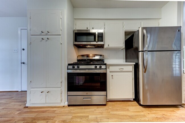 Foto del edificio - 7115 Drowsy Pine Dr