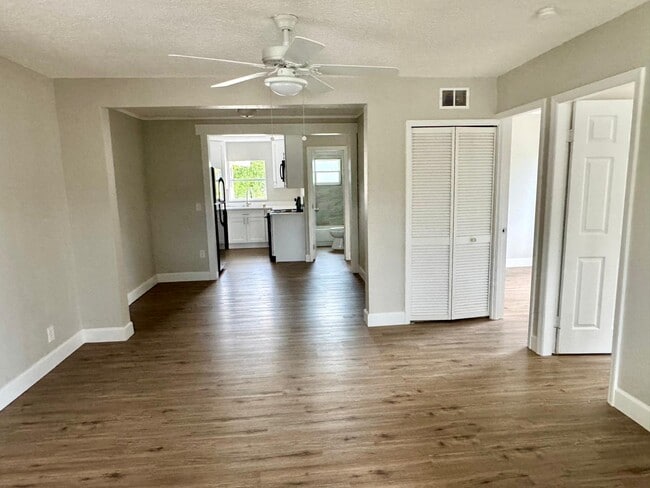 Building Photo - 2420 Edwin St NE